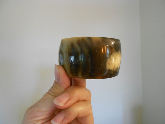 Vintage resin cuff bracelet, 60s accessory.  Tort… - image 5