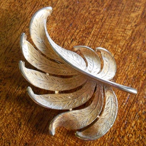 JJ signed gold brooch.  Vintage leaf pin.