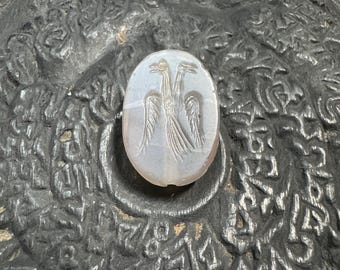 Pieczęć Skarabeusza z rzeźbionego kamienia w stylu antycznym z podwójnym grawerunkiem ptaka, owalny wisiorek amulet, ręcznie rzeźbiony kamień naturalny