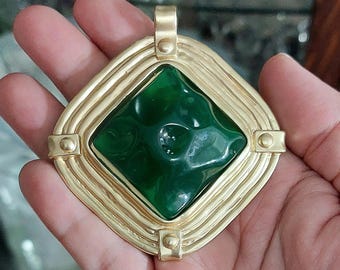 Colar com pingente de joia dourada e verde - Joias femininas
