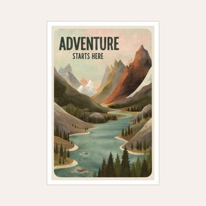 Puede incluir: Una impresión artística de un paisaje montañoso con un río y árboles. El texto "ADVENTURE STARTS HERE" está en la parte superior. La obra de arte utiliza una paleta de colores de verdes, azules, marrones y naranjas.