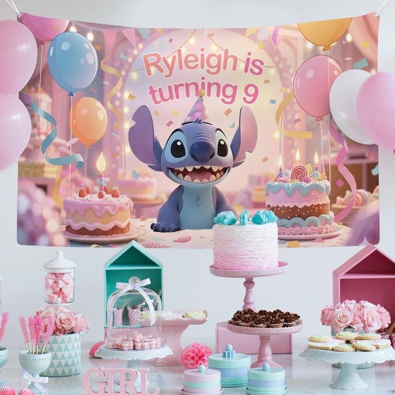 Pu&ograve; includere: Uno sfondo per feste di compleanno con il personaggio Stitch, il testo Ryleigh is turning 9 e palloncini colorati. Sotto lo sfondo, un tavolo mostra torte, rose rosa e dolcetti su vari supporti, inclusa una campana di vetro.