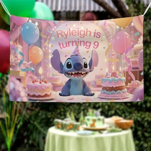 Pu&ograve; includere: Uno striscione di compleanno rettangolare con un personaggio alieno blu che indossa un cappellino da festa, tra due torte decorate con candeline accese. Il testo Ryleigh is turning 9 &egrave; stampato sopra il personaggio, circondato da palloncini e festoni.