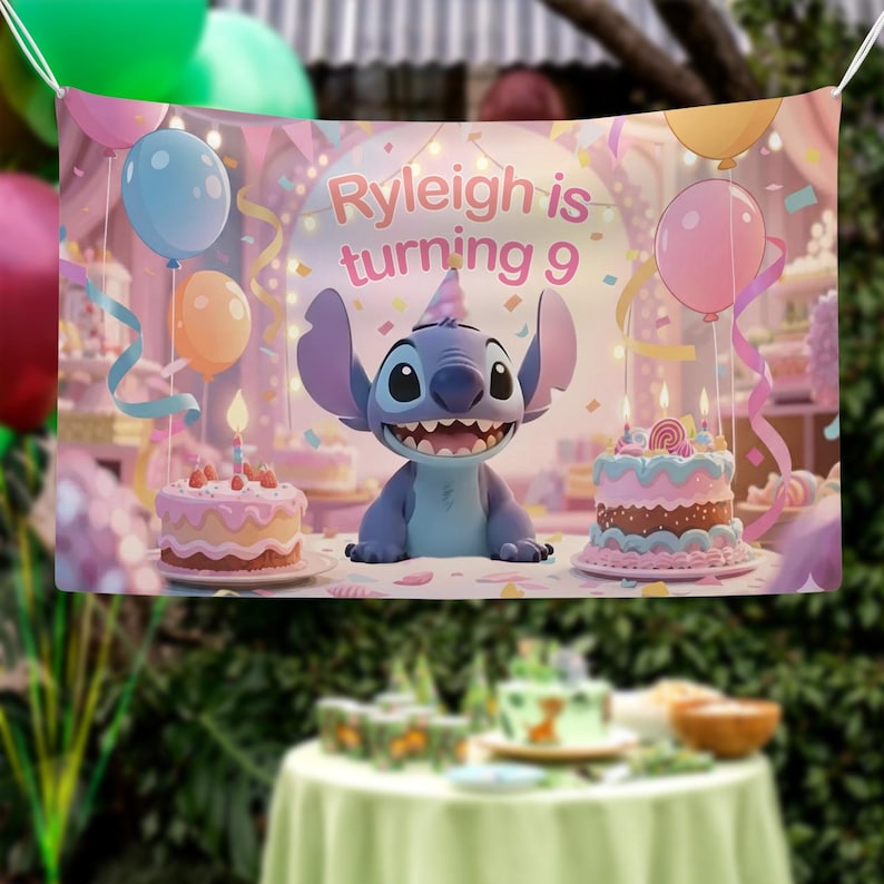 Pu&ograve; includere: Uno striscione di compleanno rettangolare con un personaggio alieno blu che indossa un cappellino da festa, tra due torte decorate con candeline accese. Il testo Ryleigh is turning 9 &egrave; stampato sopra il personaggio, circondato da palloncini e festoni.