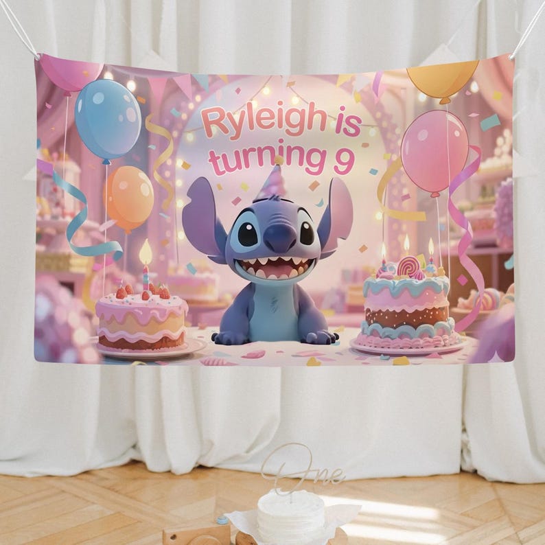 Pu&ograve; includere: Uno sfondo rettangolare per compleanni raffigurante un personaggio alieno blu che indossa un cappellino da festa, circondato da palloncini colorati, festoni e due torte glassate con candeline accese. Il testo Ryleigh is turning 9 &egrave; stampato in rosa.