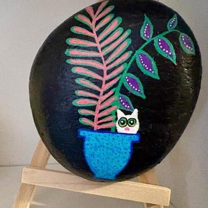 Roche de chat peinte à la main - chat dans un pot - art botanique coloré en pierre - décoration de chat mignon - cadeau unique pour les amoureux des chats