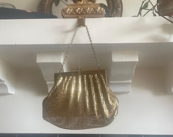 Borsa vintage Whiting and Davis anni '50 in rete metallica dorata / Autentica borsa da sera in rete metallica color oro, Made in USA, con cartellino originale e chiusura a scatto.