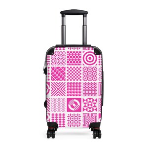 Pode incluir: Uma mala com rodas com alça e estrutura pretas. A mala apresenta um fundo branco com um padrão repetitivo de formas geométricas rosa, incluindo quadrados, círculos e linhas. As rodas são pretas.