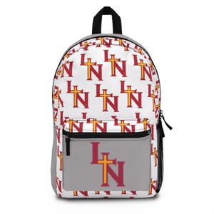Pode incluir: Mochila branca com um padrão repetido de letras vermelhas e cruzes amarelas. O bolso frontal apresenta as letras "LN" com uma cruz. A mochila tem uma alça e zíper pretos.