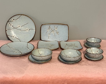 2020 Sousaku "Spring Blossoms" Japan set of 13 dinnerware. a set for 2.