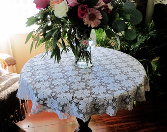 Small Round Vintage Lace Tablecloth or Table Topper, Off White Daisy Pattern, 34 Inches Across, Cottage Décor, Vintage Linens