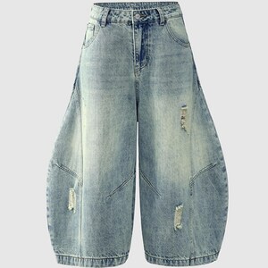 Baggy Cropped Jeans | Washed Wide Leg Denim | Daily Wear | Y2K Streetwear Style

Baggy cropped wide leg jeans with washed denim finish and retro streetwear inspired style.