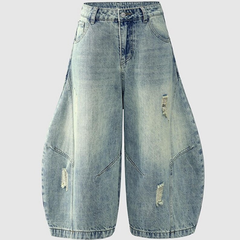 Baggy Cropped Jeans | Washed Wide Leg Denim | Daily Wear | Y2K Streetwear Style

Baggy cropped wide leg jeans with washed denim finish and retro streetwear inspired style.
