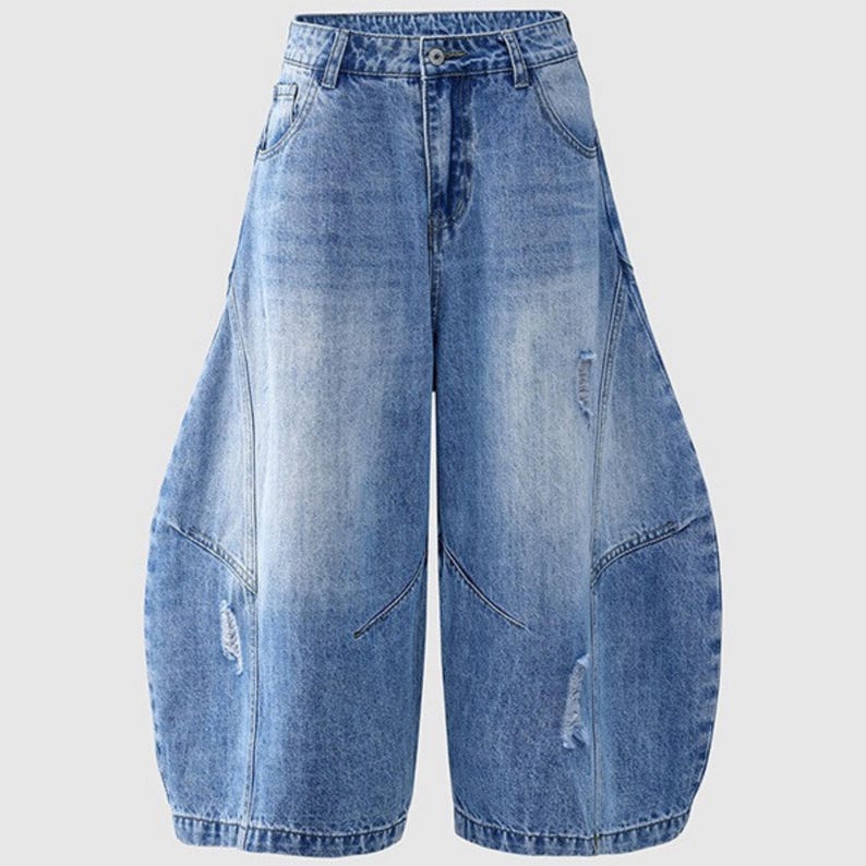 Baggy Cropped Jeans | Washed Wide Leg Denim | Daily Wear | Y2K Streetwear Style

Baggy cropped wide leg jeans with washed denim finish and retro streetwear inspired style.