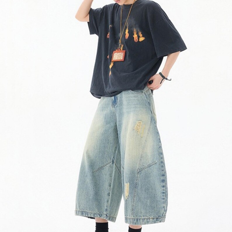 Baggy Cropped Jeans | Washed Wide Leg Denim | Daily Wear | Y2K Streetwear Style

Baggy cropped wide leg jeans with washed denim finish and retro streetwear inspired style.