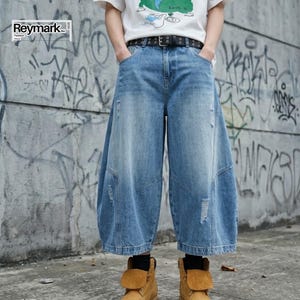 Baggy Cropped Jeans | Washed Wide Leg Denim | Daily Wear | Y2K Streetwear Style

Baggy cropped wide leg jeans with washed denim finish and retro streetwear inspired style.