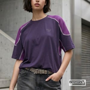 Op de afbeelding: Een rustiek houten bord met de tekst "Welcome to our home" in witte letters. Het bord heeft een verweerde afwerking en een eenvoudig, uitnodigend ontwerp, ideaal voor voordeurdecoratie.