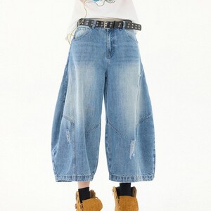 Baggy Cropped Jeans | Washed Wide Leg Denim | Daily Wear | Y2K Streetwear Style

Baggy cropped wide leg jeans with washed denim finish and retro streetwear inspired style.