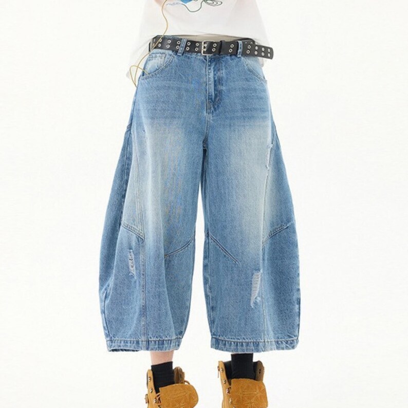 Baggy Cropped Jeans | Washed Wide Leg Denim | Daily Wear | Y2K Streetwear Style

Baggy cropped wide leg jeans with washed denim finish and retro streetwear inspired style.