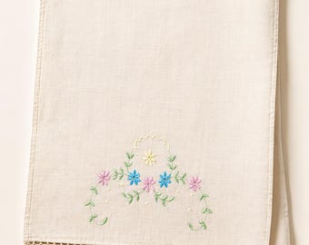 Paño de cocina de algodón beige con borde de ganchillo y bordado floral estilo campestre francés.