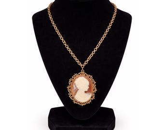 Halskette im viktorianischen Stil mit goldfarbenem, braunem, ovalem Cameo-Anhänger in filigraner Form.