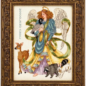 Ángel del bosque de punto de cruz vintage hecho a mano, arte popular, marco de pergamino dorado ornamentado