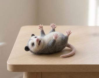 Opossum mort-vivant en feutre aiguilleté, figurine de souris en laine faite main, décoration animale amusante, cadeau de bureau mignon