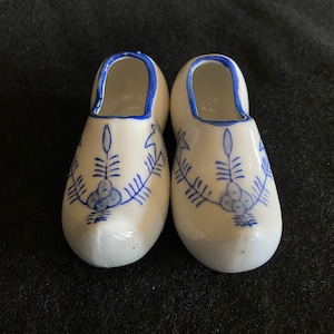 Delft blue porcelain shoes made in Japan