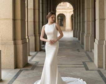 Satin-Meerjungfrau-Silhouette mit Bateau-Ausschnitt, Schnürrücken, minimalistischer eleganter Braut-Look, maßgeschneidertes formelles weißes Outfit
