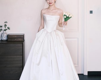 Trägerloses Satin A-Line Brautkleid, minimalistischer eleganter Braut-Look, klassischer zeitloser Brautstil, benutzerdefinierte formelle Zeremonie-Outfit
