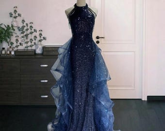 Rotes Pailletten-formales Kleid, weinroter Neckholder-Abend-Stil, gekräuselter Tüllrock, Brautjungfer-Abschlussball-Partyhochzeitsgast-Outfit