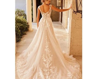 V-Ausschnitt-Spitzen-Hochzeits-Kleid, elegantes Brautkleid mit Kappen-Ärmeln, Spitzenapplikationen, Button Back-Sweep-Zug, nach Maß