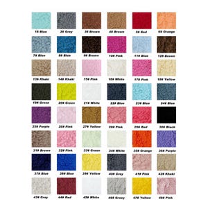 Puede incluir: Una carta de colores con 48 muestras de tela texturizada en varios colores. Cada muestra est&aacute; etiquetada con un n&uacute;mero y un nombre de color, incluyendo tonos de azul, rosa, marr&oacute;n y verde. La imagen est&aacute; bien iluminada, mostrando la textura de la tela.