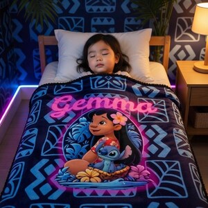 Puede incluir: Un letrero de madera hecho a mano con la palabra "Bienvenido" en una fuente juguetona. El letrero est&aacute; pintado de blanco con un acabado envejecido y presenta un dise&ntilde;o floral en tonos rosas y verdes. Mide aproximadamente 30 cm de ancho.