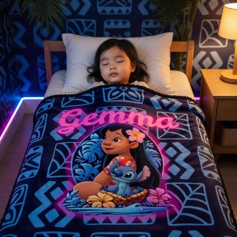 Puede incluir: Un letrero de madera hecho a mano con la palabra "Bienvenido" en una fuente juguetona. El letrero est&aacute; pintado de blanco con un acabado envejecido y presenta un dise&ntilde;o floral en tonos rosas y verdes. Mide aproximadamente 30 cm de ancho.