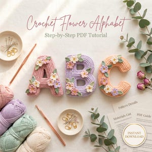 Può includere: Lettere A, B e C all'uncinetto, decorate con fiori. Le lettere sono rosa, lavanda e pesca. L'immagine include filato, uncinetti e il testo "Crochet Flower Alphabet Step-by-Step PDF Tutorial".