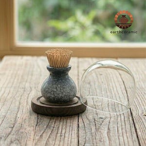 Puede incluir: Un letrero de madera hecho a mano con la palabra "Welcome" en un estilo manuscrito. El letrero pintado de blanco tiene un acabado envejecido y un pequeño corazón decorativo. Diseñado para uso en interiores o exteriores.