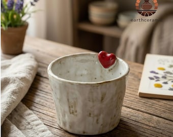 Taza rústica de cerámica hecha a mano con forma de corazón, taza de té de gres Wabi Sabi, taza de café de cerámica artesanal.