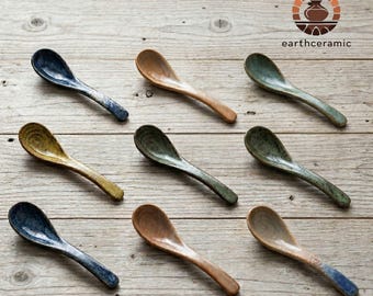 Set med tre handgjorda keramiska skedar, rustikt ramensoppa och dessertporslin