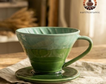 Grüne Keramik gießen über Kaffeefilter, handgefertigte Spiralfiltertasse, Artisan Pottery Brauer