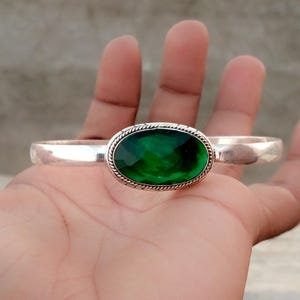 Manschett i sterlingsilver med smaragdgrön kvarts, justerbar oval stenarmring