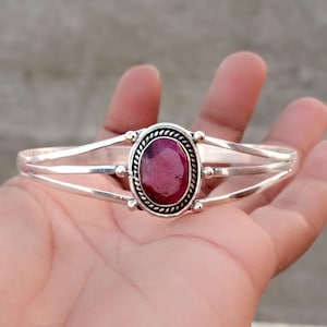 Pulseira rígida em prata de lei 925 com rubi, gema oval rosa, joia minimalista para sobreposição de peças.