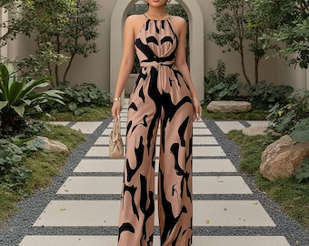 Elegante mono de mujer con cuello halter y pernera ancha, estampado abstracto, ideal para el verano. Mono bohemio fluido de una pieza, perfecto para las vacaciones.