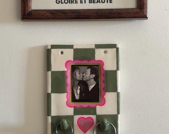 Porte-photo mural personnalisé avec crochets - Cadre Cœur & Damier - Précommande Sur Mesure - Fait Main
