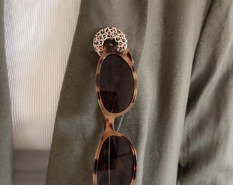 Broche con estampado de leopardo para gafas - Accesorio de alfiler hecho a mano en arcilla y resina