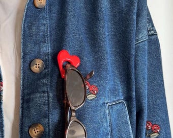 Spilla portaocchiali a forma di cuore - Accessorio in argilla e resina realizzato a mano