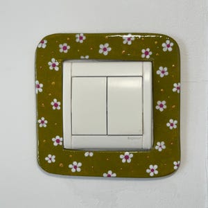 Pode incluir: Um conjunto de três canecas de cerâmica com acabamento fosco e salpicado. As canecas são em tons de creme, cinza claro e cinza escuro. Cada caneca tem um design simples e minimalista, ideal para café ou chá.