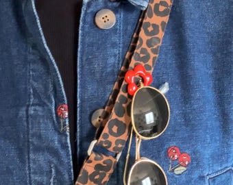 Brillenhalter in Blumenform – Handgefertigtes Accessoire aus Ton und Harz