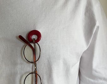 Spilla portaocchiali rotonda - Accessorio in argilla e resina realizzato a mano