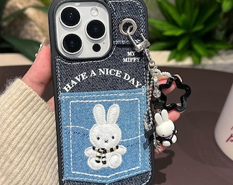 Niedliche Häschen Denim Tasche iPhone Hülle mit Anhänger, Kawaii Kaninchen bestickte Handyhülle mit Handschlaufe, Schutzhülle für iPhone 17 Pro Max